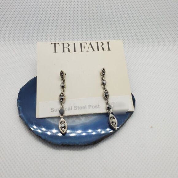 NWT Trifari Dangling Earrings - Picture 1 of 2